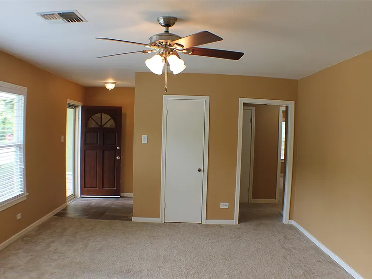 808 E Tom Green St — Photo 3