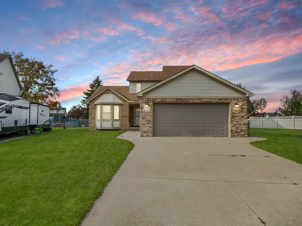 49251 Pine Glen Dr, Chesterfield, MI 48051