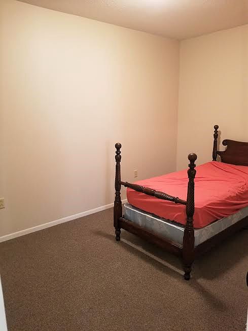 2nd image of 415 1/2 N Market St APT F