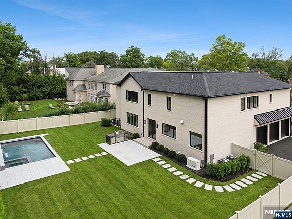 3rd image of 50 Roberts Rd