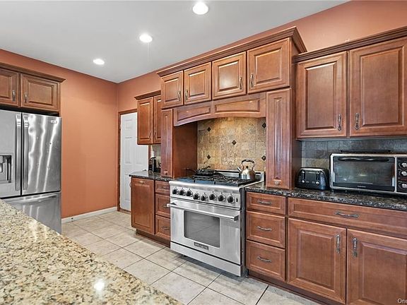 3rd image of 7 Orchard Heights Dr