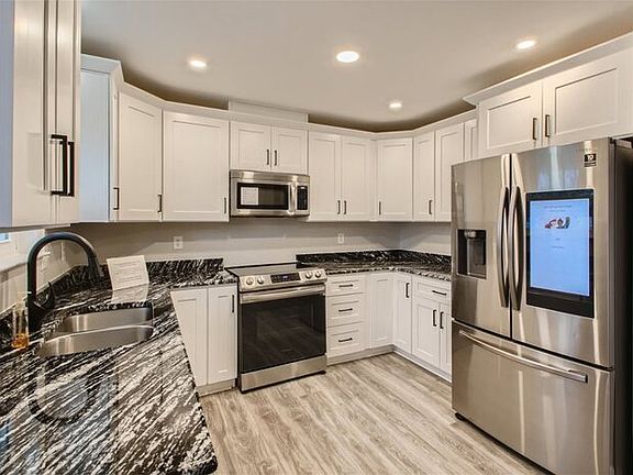 3rd image of 424 Haynes Haven Ln