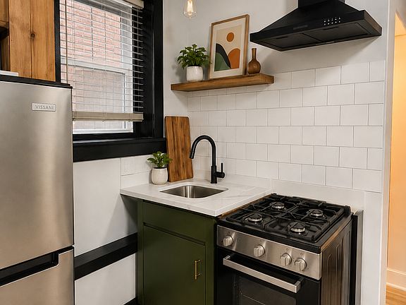 3rd image of 1107 N Sacramento Ave #B