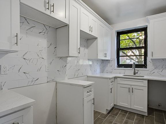 2nd image of 21 Rockledge Rd APT 1A