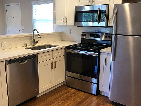 3rd image of 1981 Saint Lawrence Dr APT 20