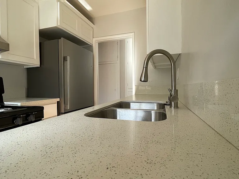 324 W 7th St #C — Photo 10