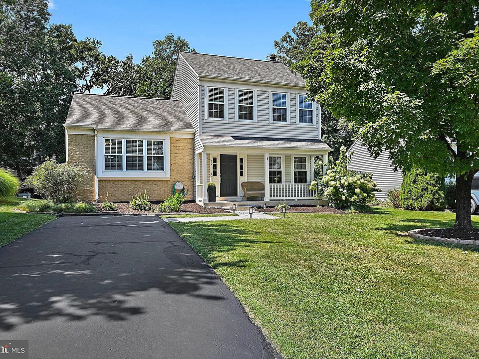 1st image of 30 Bentley Dr #1