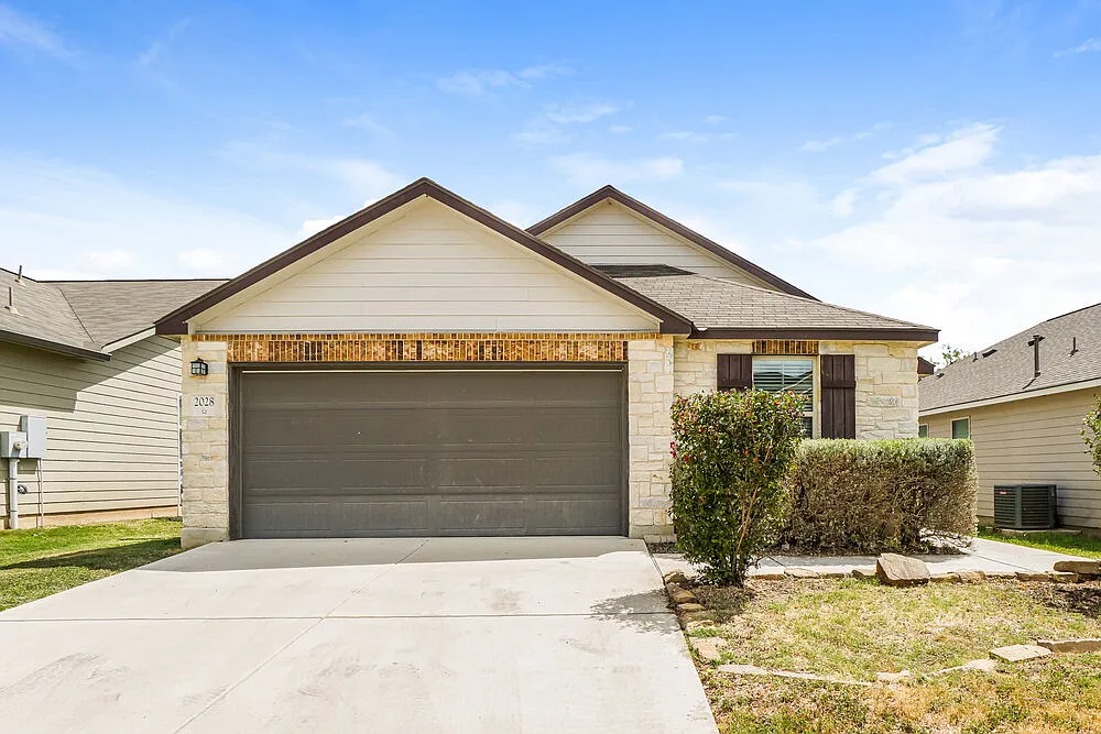 3 bed, 2.0 bath, 1748 sqft, $1,905 — Photo 1