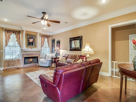 5th image of 204 Country Hollow Ln
