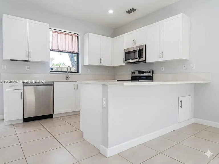 1523 SW 29th St #1523 — Photo 5