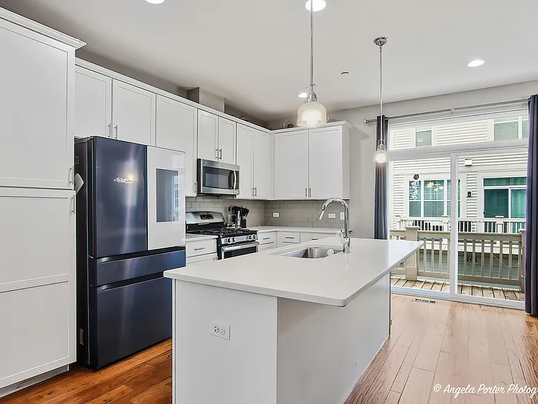 101 Lexington Ln — Photo 3