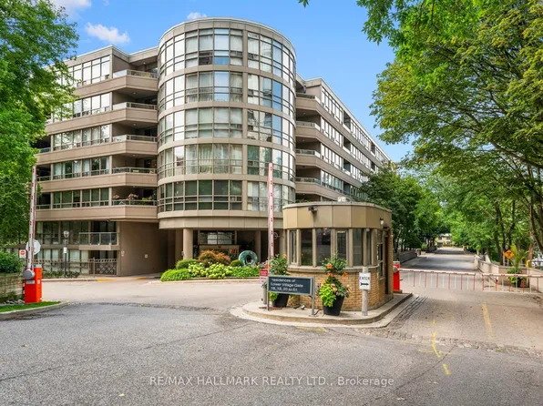 18 Lower Village Gate #108, Toronto, ON M5P 3M1