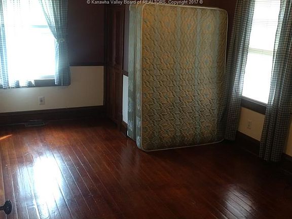 3rd image of 1636 Kanawha Blvd E