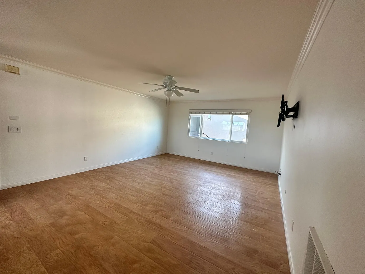 2 bed, 907 sqft, $3,925 — Photo 4