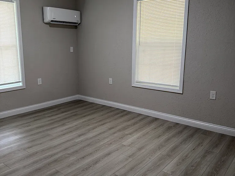 146 Roberts St — Photo 14