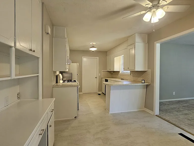 708 W Hartwood Ave — Photo 7