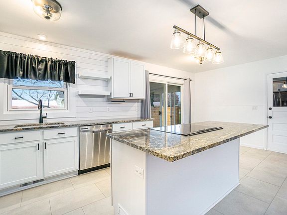 4th image of 641 Bl Dr #B