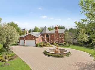 8 Woodland Dr, Lemont, IL