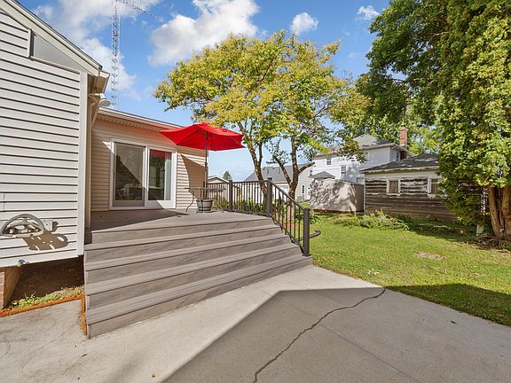 3rd image of 805 9th Ave NE