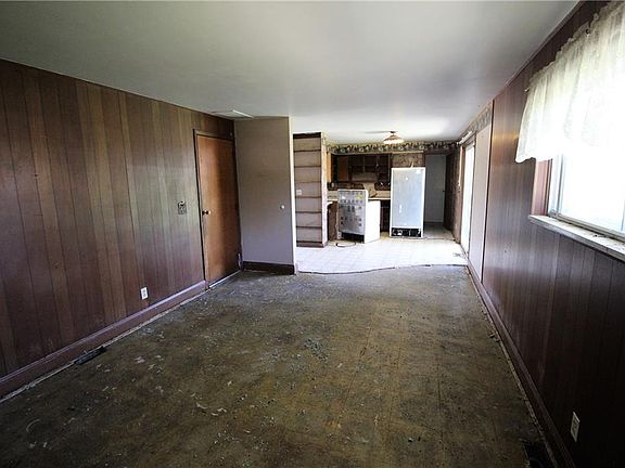 5th image of 101 Surrey Ln