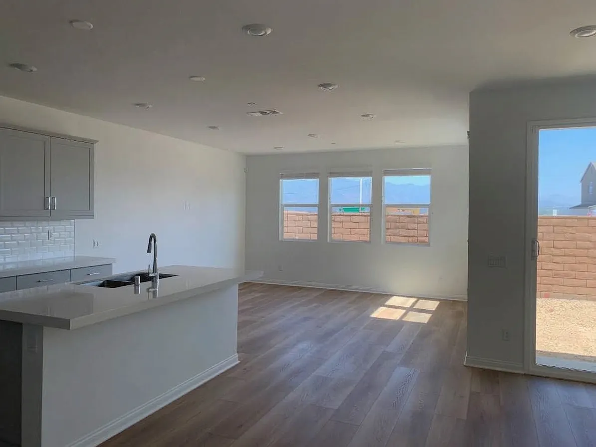 4 bed, 2166 sqft, $4,800 — Photo 2