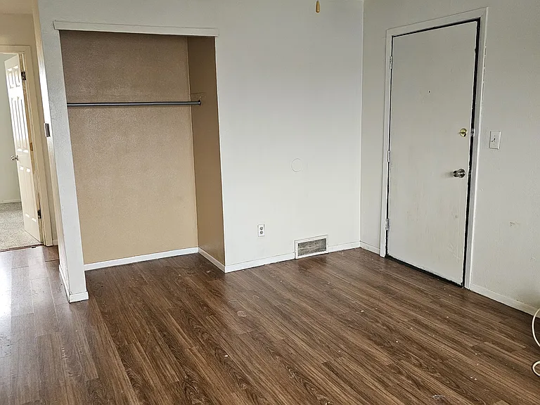 728 W 63rd St #5 — Photo 2