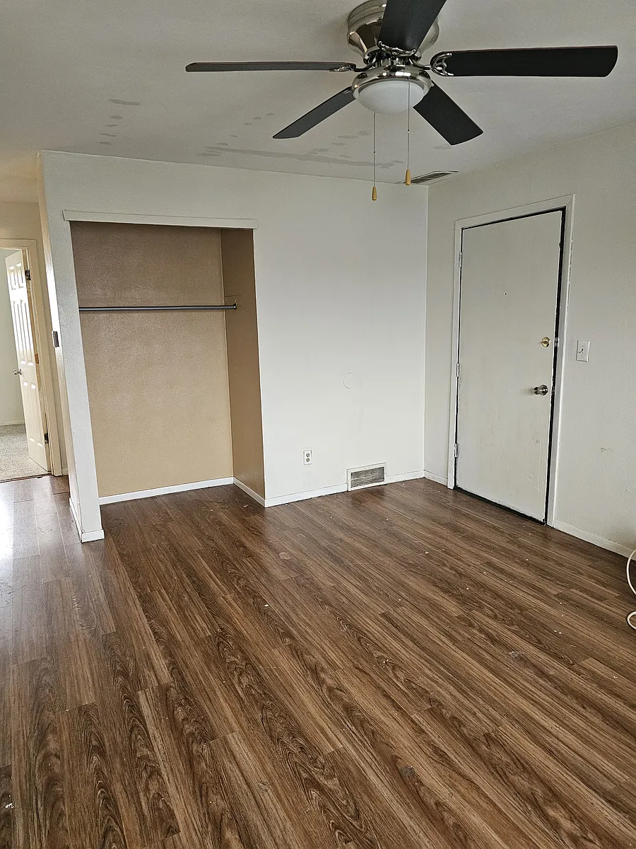 Building Photo - 728 W 63rd St #5