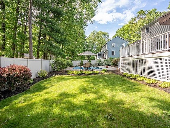 4th image of 42 Storeybrook Dr