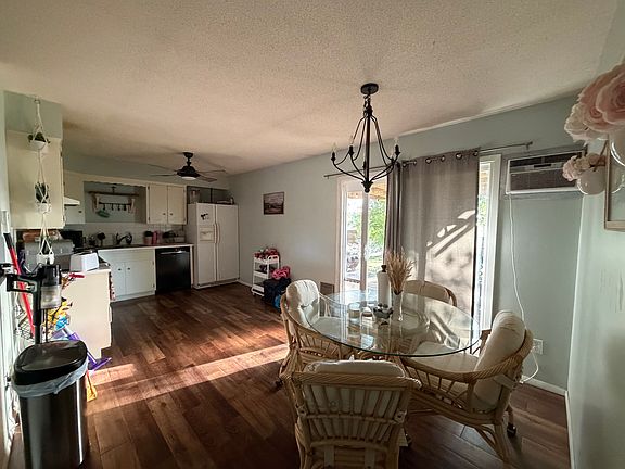 3rd image of 524 Meadowbrook Ct