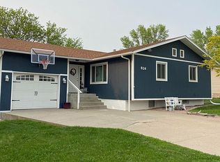 826 E 9th St, Chadron, NE 69337