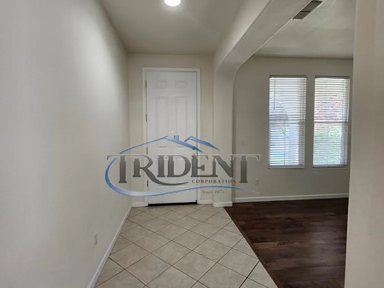 1038 Zanes Dr — Photo 4