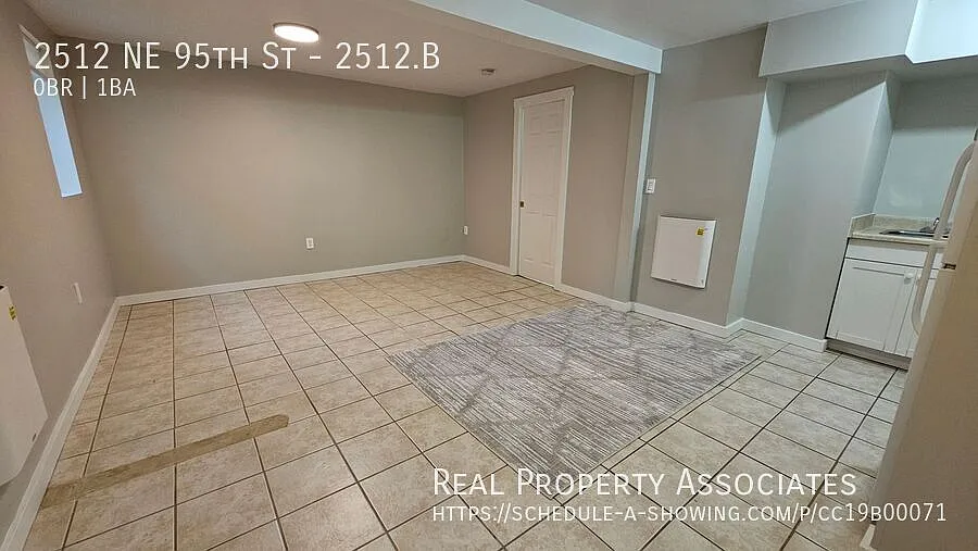 Studio Unit in Maple Leaf with Updated Bathroom and Appliances — Photo 2