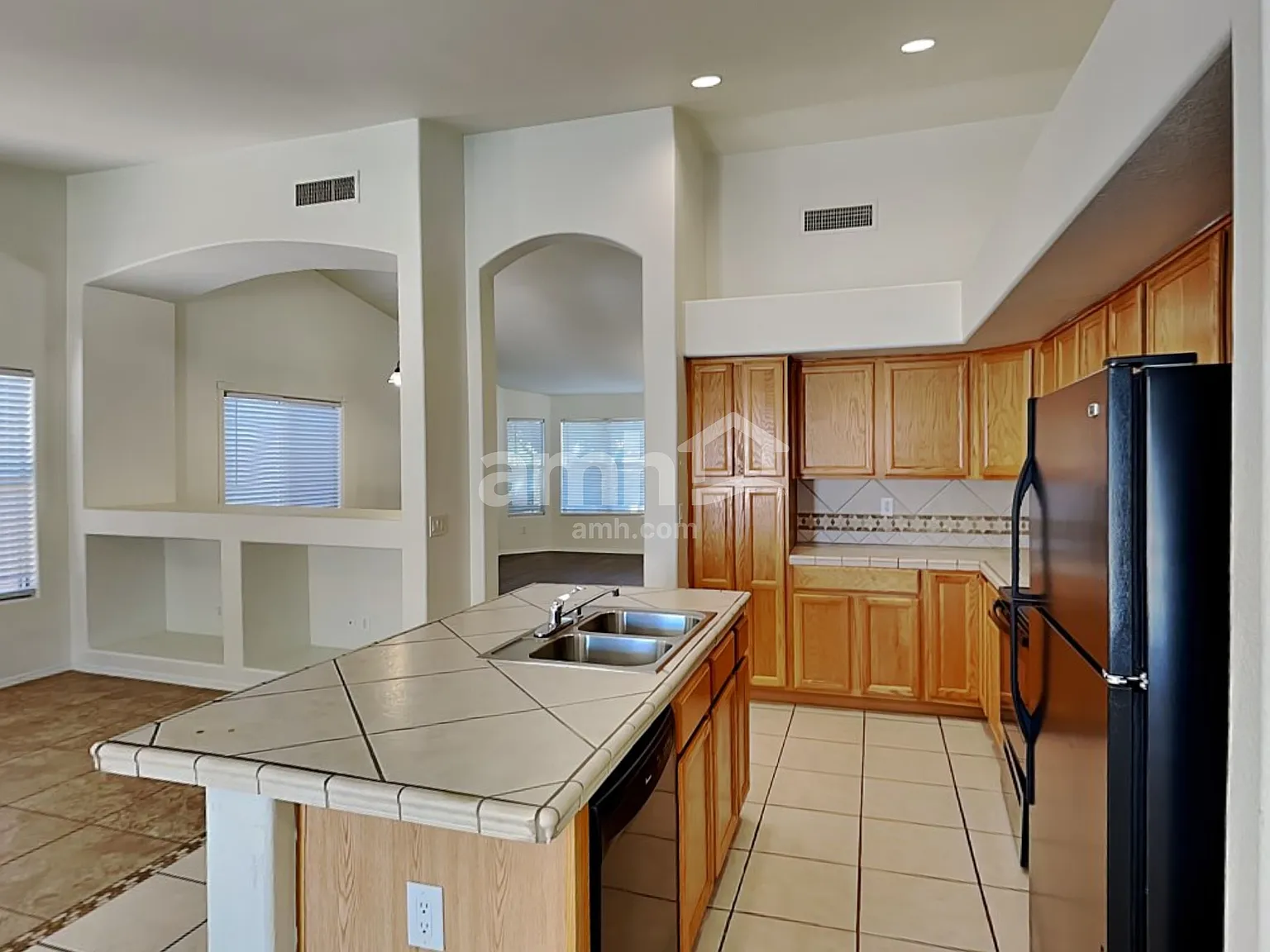 3 bed, 2.0 bath, 1670 sqft, $2,345 — Photo 3