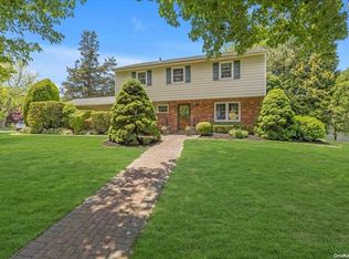 11 McKay Rd, Huntington Station, NY 11746