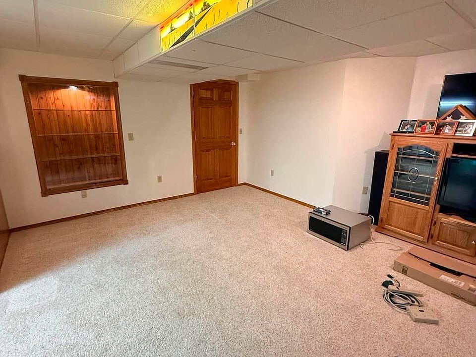 2nd image of 1350 Finch Ln