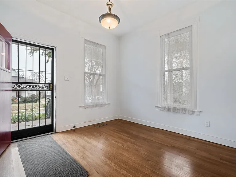2097 Linden Ave — Photo 3