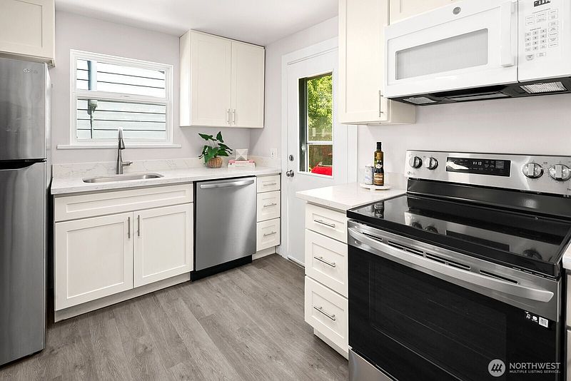 5th image of 9032 15th Avenue SW