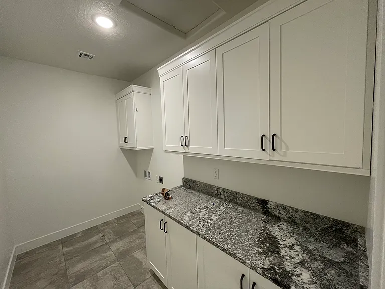 258 N 2470 W — Photo 16
