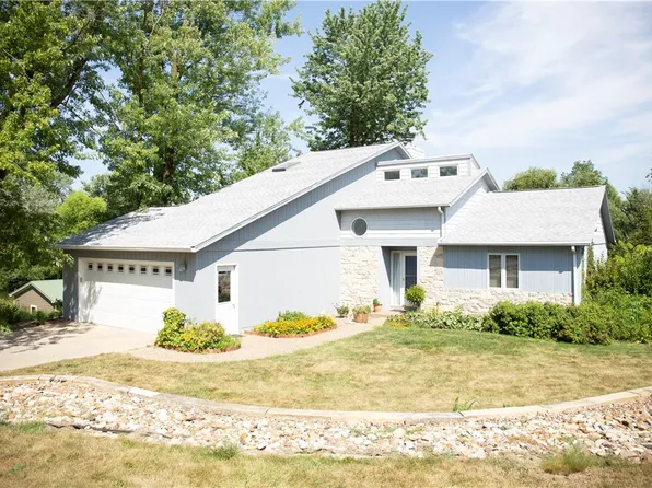 974 210th Pl, Pella, IA 50219