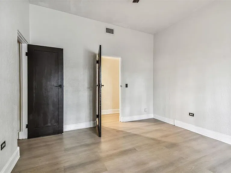 2102 W La Salle St — Photo 49