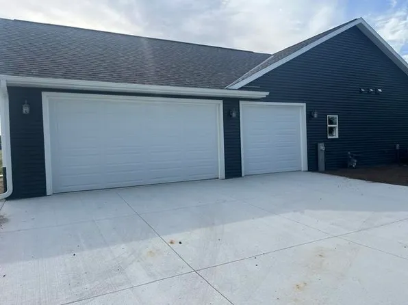 190 Deerrun Dr, Fall River, WI 53932