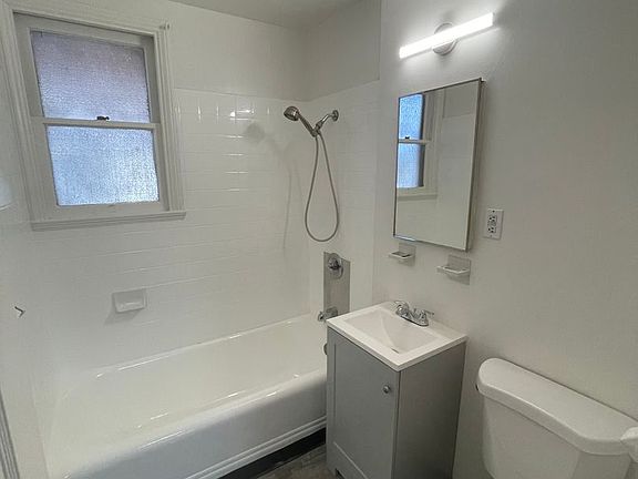 2nd image of 220 N San Mateo Dr APT 7