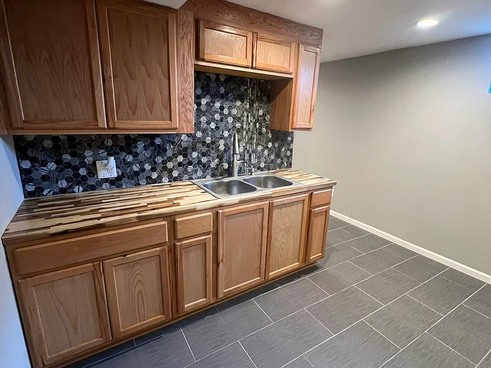 984 Wakefield Ave #1B