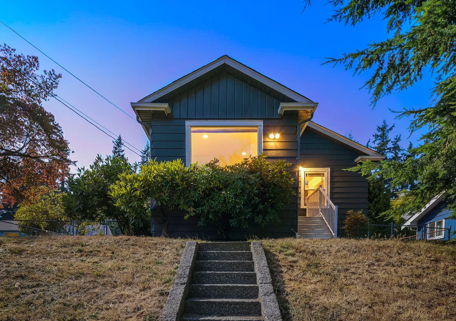 Updated 3-bedroom Bungalow — Photo 2