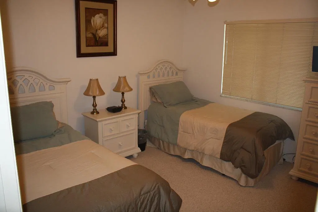 2/2 Second Flr Furnished Lakefront — Photo 4