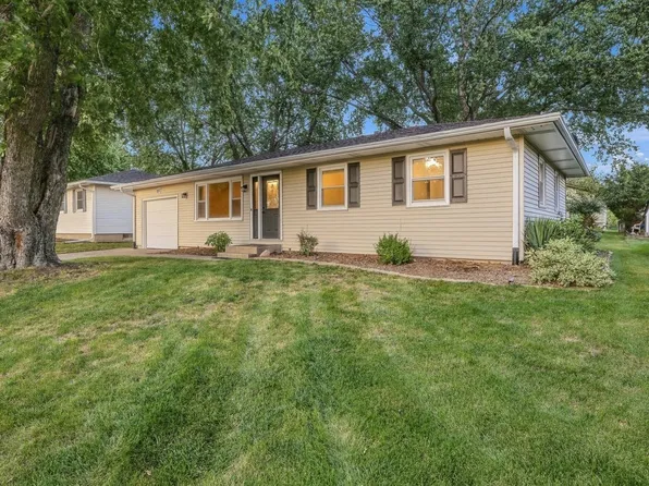 107 N 9th St, Eldridge, IA 52748