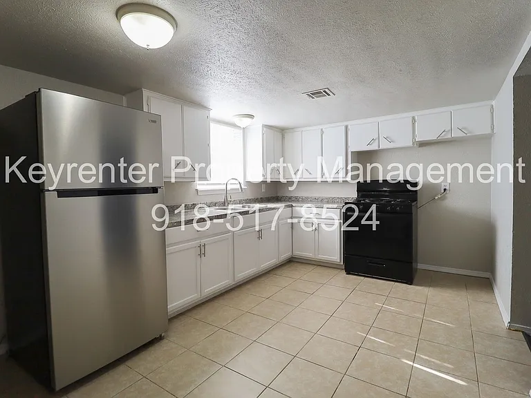 S Maple St Apartments — Photo 8