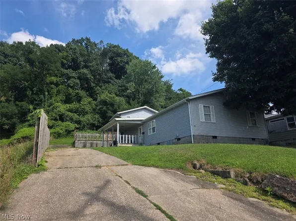 910 26th St, Huntington, WV 25703