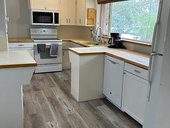 2nd image of 1831 Park Ave