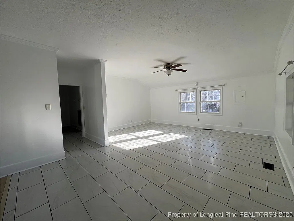 3 bed, 1.0 bath, 1299 sqft, $1,300 — Photo 4